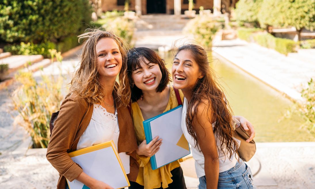 Neue Freundschaften, andere Kulturen, unvergessliche Erfahrungen – ein Schuljahr im Ausland prägt nachhaltig. © ManuPadilla/Adobe Stock